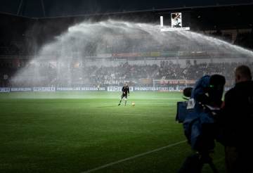 2-1绝杀！世界杯4冠王出线了，终结12年等待，阿根廷卫冕难度加大（配图示意）